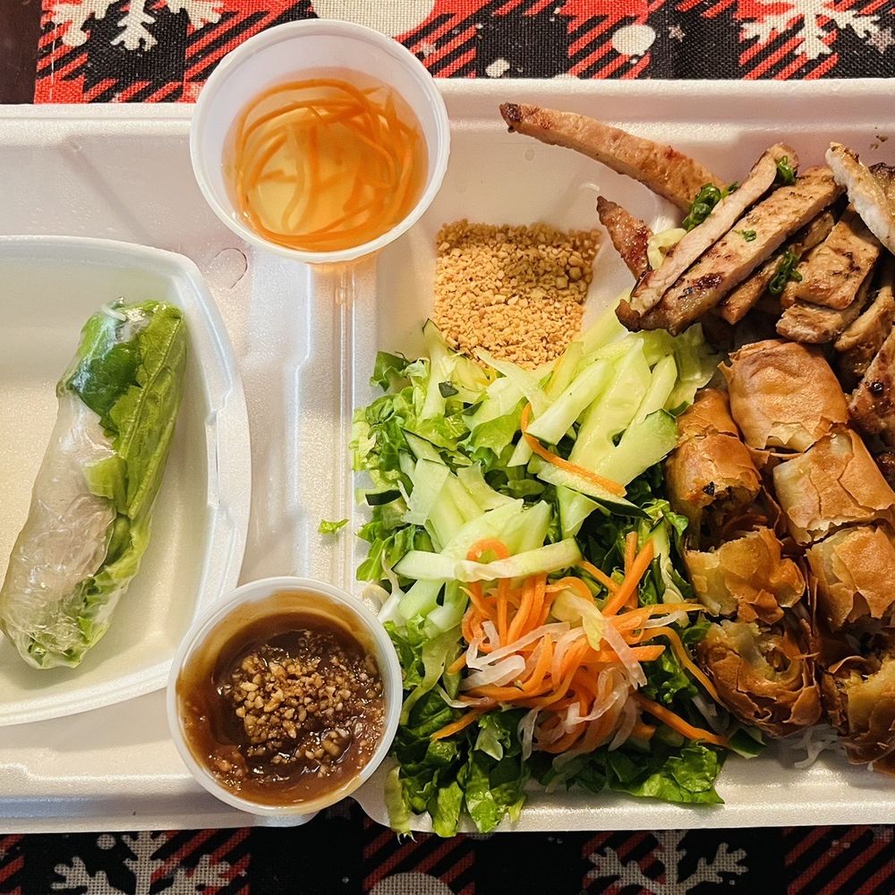 Vermicelli and grilled beef strips with summer rolls