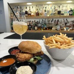 Oren - Chicken sandwich with fries