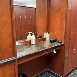 Life Time - Woman's bathroom vanities