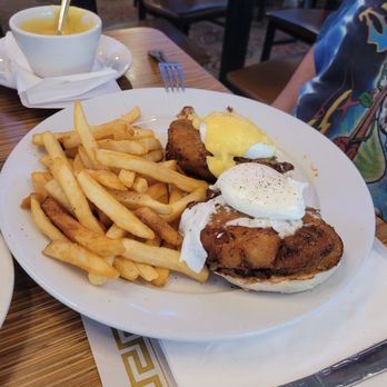 Majestic Diner - Crab Cakes Benedict - Diners Near Me - Westbury, New York