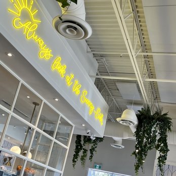 Pür & Simple - The bright & airy decor - Breakfast & Brunch Near Me - Whitby, Ontario