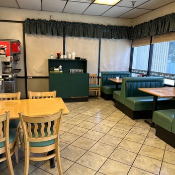 J J Grill - the dining area of a restaurant - Breakfast & Brunch Near Me - Ontario, California