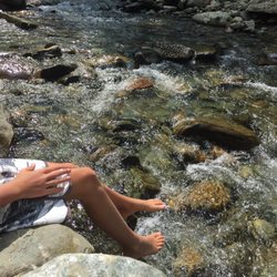 The Warren Store - Having breakfast with our feet in the brook... only at the Warren store