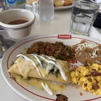 Panamá - Machaca, refried beans, scrambled eggs with bacon and cheese-covered corn tamale. Served with chips and a trio of salsas. Delicious! - Bakeries Near Me - Mazatlán, SIN