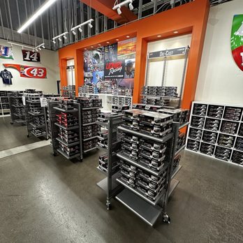 Lionel Retail Store - 1:24 Die Cast Selection - Toy Stores Near Me - Concord, North Carolina