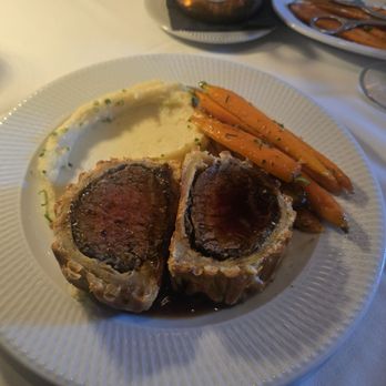 Black+Blue Toronto - Beef wellington with mashed potatoes and carrots - Steakhouses Near Me - Toronto, Ontario