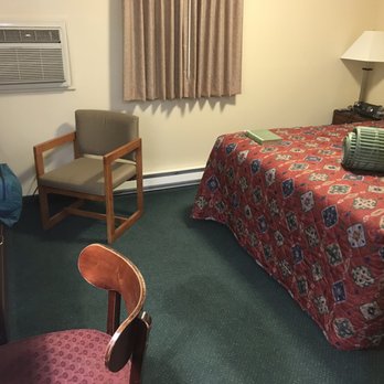 Restwell Motel - Queen bed with little fridge and microwave. - Hotels Near Me - Forsyth, Montana Restwell Motel - Queen bed with little fridge and microwave. - Hotels Near Me - Forsyth, Montana