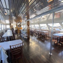 The Carolina Girl - Middle deck dinning area