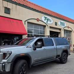 Truck Trendz - Yakima Cab Mounted Roof Rail System and RSI Smart Cap with Load Bars