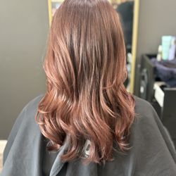 A La Mode Hair Studio