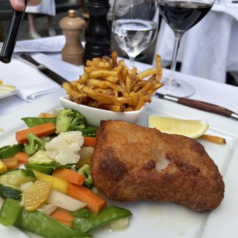 Brasserie Bodu - Cordon belie with soggy frozen vegetables on the side - French Near Me - Luzern, LU Brasserie Bodu - Cordon belie with soggy frozen vegetables on the side - French Near Me - Luzern, LU
