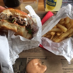 Le Burger Fermier des Enfants Rouges - Buger bien cuit + fromage de chèvre ! Délicieux...