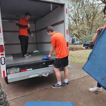 Beaver Town Movers - Our crew cleans up the job site when complete, saving you service fees. - Movers Near Me Beaver Town Movers - Our crew cleans up the job site when complete, saving you service fees. - Movers Near Me