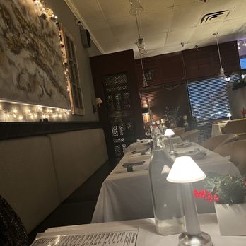 Thai Opal - Dining area facing the left of the front door - Thai Near Me - Dallas, Texas