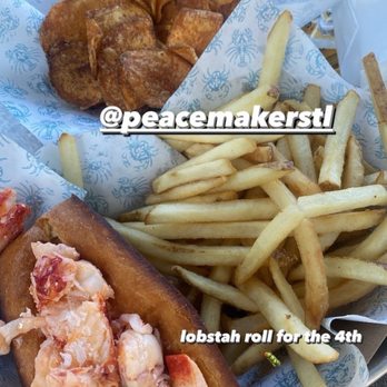 4 Hands Peacemaker - lobster roll, fries, chips - Breweries Near Me - Kirkwood, Missouri