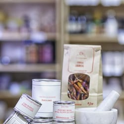 William J. Walter Saucissier - Des épices entières a moudre. Une belle sélection dans cette épicerie fine. Plusieurs cadeaux gourmands.