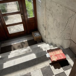 Is this a pizza delivery? Not for person living on 2nd floor or higher... Is this a pizza delivery? Not for person living on 2nd floor or higher...