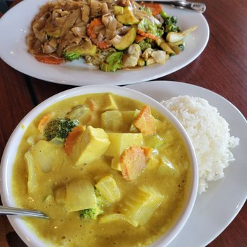 The Coconut Downtown - Delicious yellow curry & se ew noodles, both Vegan - Thai Near Me - Reno, Nevada The Coconut Downtown - Delicious yellow curry & se ew noodles, both Vegan - Thai Near Me - Reno, Nevada