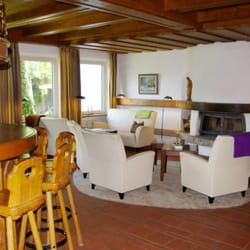 Restaurant Schloss Berg - Lobby mit Kamin und Bar