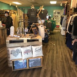 Buffalo Apparel Company - Buffalo themed gifts including art, t-shirts, masks, etc. on Hertel Ave!
