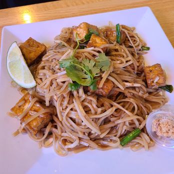 Lotus Restaurant - Pad Thai - Vietnamese Near Me - Minneapolis, Minnesota