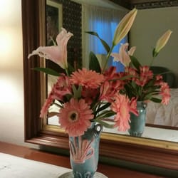 Crone's Cobblestone Cottage Bed & Breakfast - Lovely bouquet in a bedroom