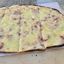 Restaurant de la Couronne - Tarte flambe uberbacken mit Schweiz kase