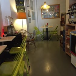 Italiano muy coqueto, un poco pequeño la pasta buenísima en especial la de salsa de trufa, las pizzas finas y crujientes y no es caro