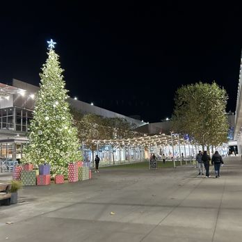 City Center Bishop Ranch - Christmas tree - Shopping Centers Near Me - San Ramon, California