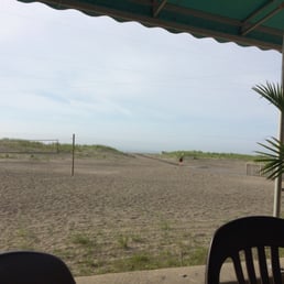 This us the way to dine at the beach!