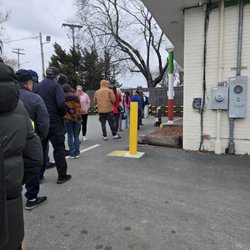 The Original Italian Bakery - Waiting in line on St. Joseph's day for zeppole