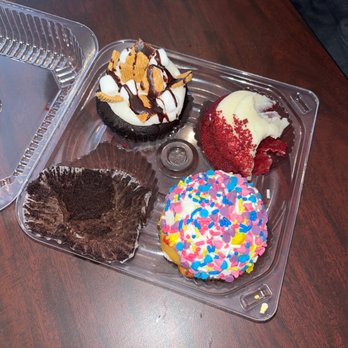 Cake Art - a variety of cupcakes in a plastic container - Bakeries Near Me - Salisbury, Maryland Cake Art - a variety of cupcakes in a plastic container - Bakeries Near Me - Salisbury, Maryland