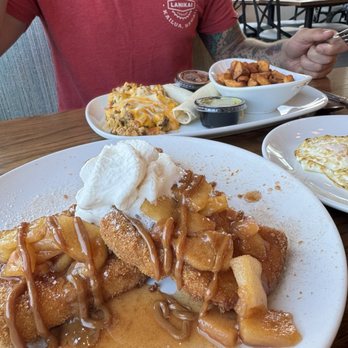 Another Broken Egg Cafe - Apple Crunch French Toast - Cafes Near Me - Virginia Beach, Virginia