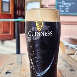 Four Corners Irish Pub - Guinness 6,30€