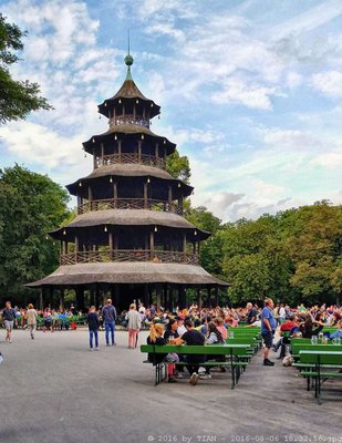 Biergarten am Chinesischen Turm by null