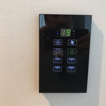 Hilton Munich Airport - New digital HVAC controls. Quite quiet, even with fan on high. - Hotels Near Me - Munich, BY