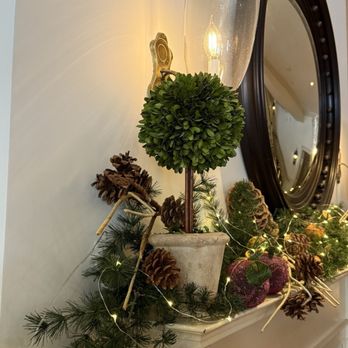 The White Hart - Holiday mantel decor (December 2024) - Hotels Near Me - Salisbury, Connecticut