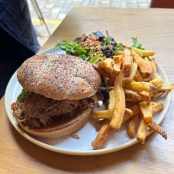 Ô 3 Fontaines - Duck burger - Wine Bars Near Me - St Émilion, 33 Ô 3 Fontaines - Duck burger - Wine Bars Near Me - St Émilion, 33