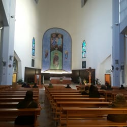 Cinema San Demetrio - Interno della chiesa col mosaico che sovrasta l'altare