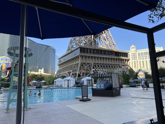 Pool a Paris by null