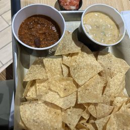 Green hatch queso and chips