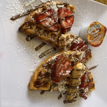 Café Tres Picachos - Waffles de coco w/ fresas - Cafes Near Me - Jayuya, Puerto Rico