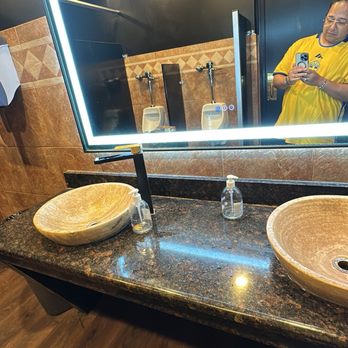 Shahi Nihari & Chopsticks - Restroom - Indian Near Me - Villa Park, Illinois Shahi Nihari & Chopsticks - Restroom - Indian Near Me - Villa Park, Illinois