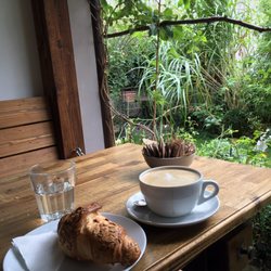 Family Lorenz & Coffee House - Morning coffee in the garden