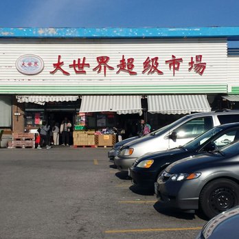 Farm Fresh Mart - cars parked in front of the store - Grocery Near Me - Toronto, Ontario