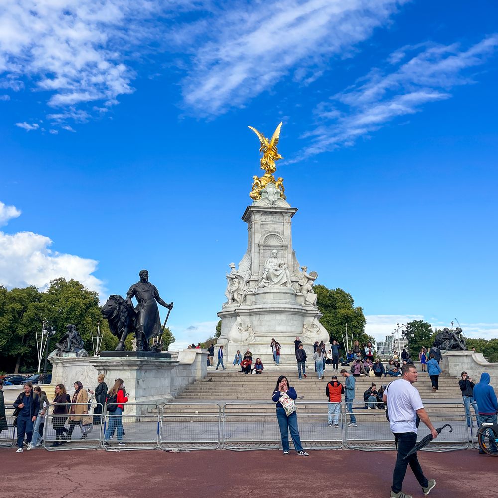 Buckingham Palace - Landmarks & Historical Buildings Near Me - London, XGL