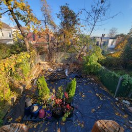 Retaining wall before it was demolished and replaced by Sammy's Landscaping. Retaining wall before it was demolished and replaced by Sammy's Landscaping.