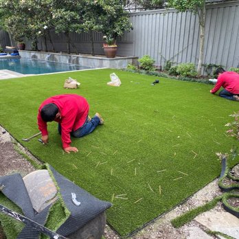 Sodgreen - two men working on artificial grass - Artificial Turf Near Me Sodgreen - two men working on artificial grass - Artificial Turf Near Me