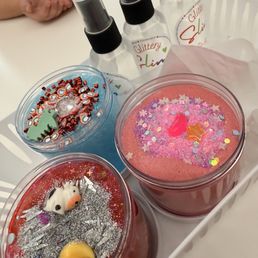 3 different types of slime, 3 different fragrances and sooo much glitter! 3 different types of slime, 3 different fragrances and sooo much glitter!