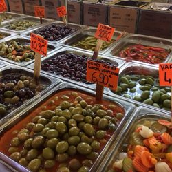 Saladin - Delicious and inexpensive olive selection at Saladin in Marseilles